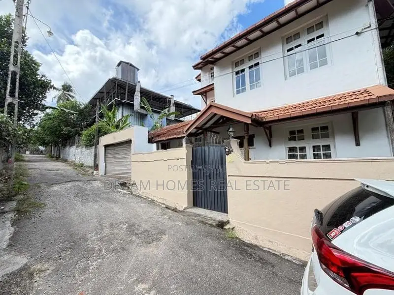 3-Storey 4BR House with 2 Independent Living Units – Kotte