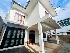 Luxury Two-Story House for Sale in Baththaramulla – Near Parliament