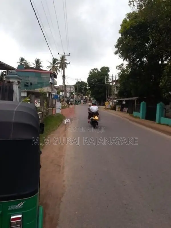 සීදුව - අමන්දොලුව පර්චස් 80ක් විකිණීමට ඇත.