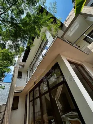 Nugegoda Jambugasmull a newly built house on 13.75p is for sale.