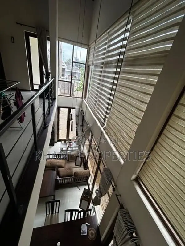 Nugegoda Jambugasmull a newly built house on 13.75p is for sale.