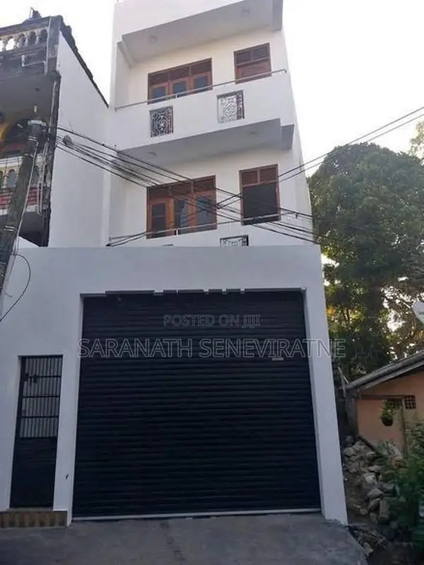 3 Story House Built in 4.2 Perch Land Extent - Kotte පිටකෝට්ටේ