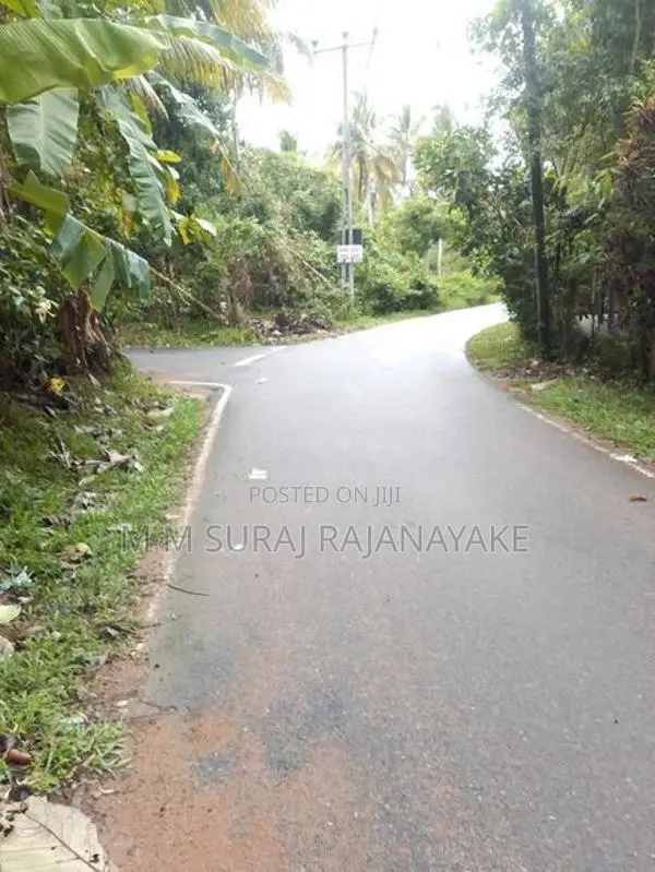 කටුනායක - මඩවල අවටින් පර්චස් 14ක් විකිණීමට ඇත.