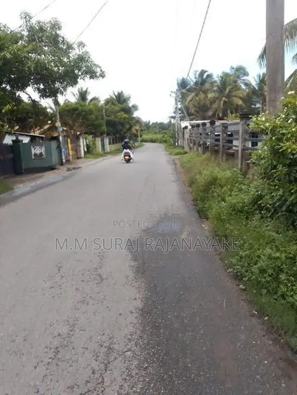 පර්චස් 20ක් කටුනායක අවටින්