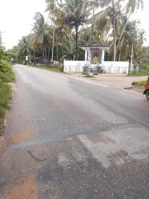 පර්චස් 20ක් කටුනායක අවටින්