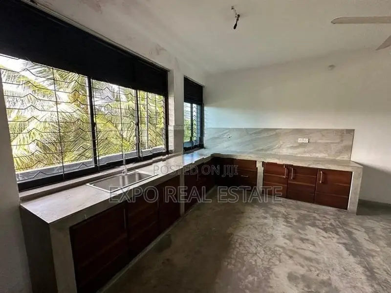 Commercial Building for rent