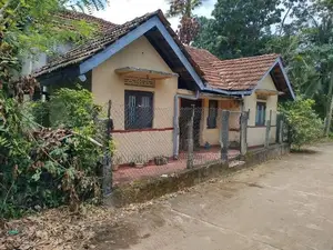 Land in Kadawatha - Close to Kandy Rd 8 or 10 p / 18 perch With House