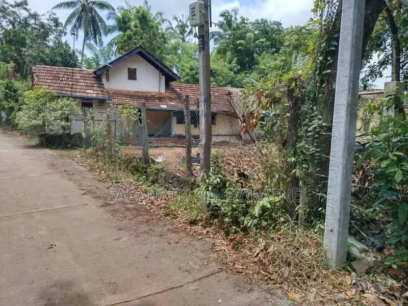 Land in Kadawatha - Close to Kandy Rd 8 or 10 p / 18 perch With House