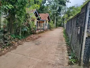Land in Kadawatha - Close to Kandy Rd 8 or 10 p / 18 perch With House