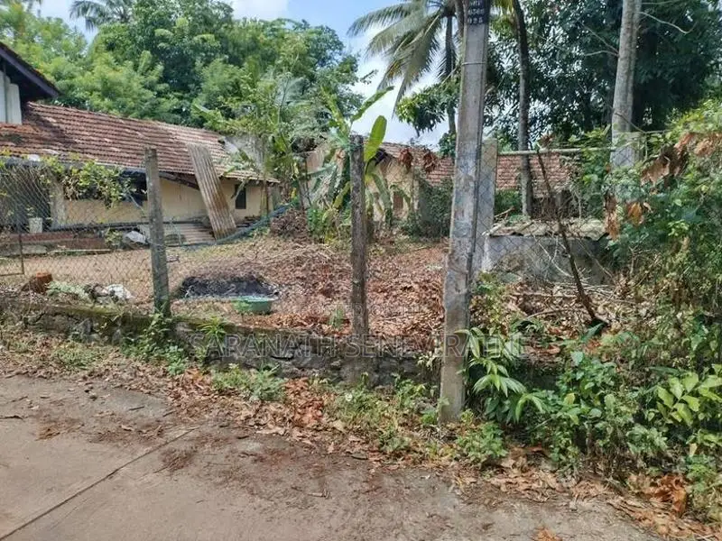 Land in Kadawatha - Close to Kandy Rd 8 or 10 p / 18 perch With House