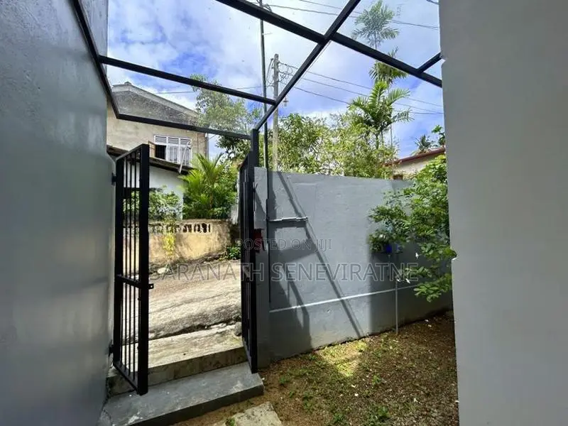 House in Piliyandala Mandawila Rd Only 500 m to Mirisswatta Junc