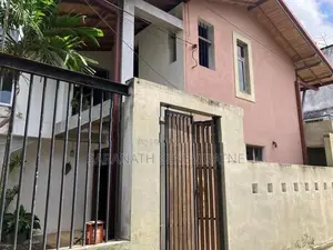 Architect Designed Beautiful House With Garden - Talawathugoda Welipar