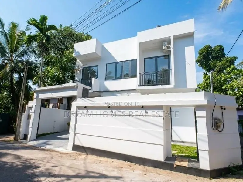 Luxury 4 Bed House - Piliyandala Town