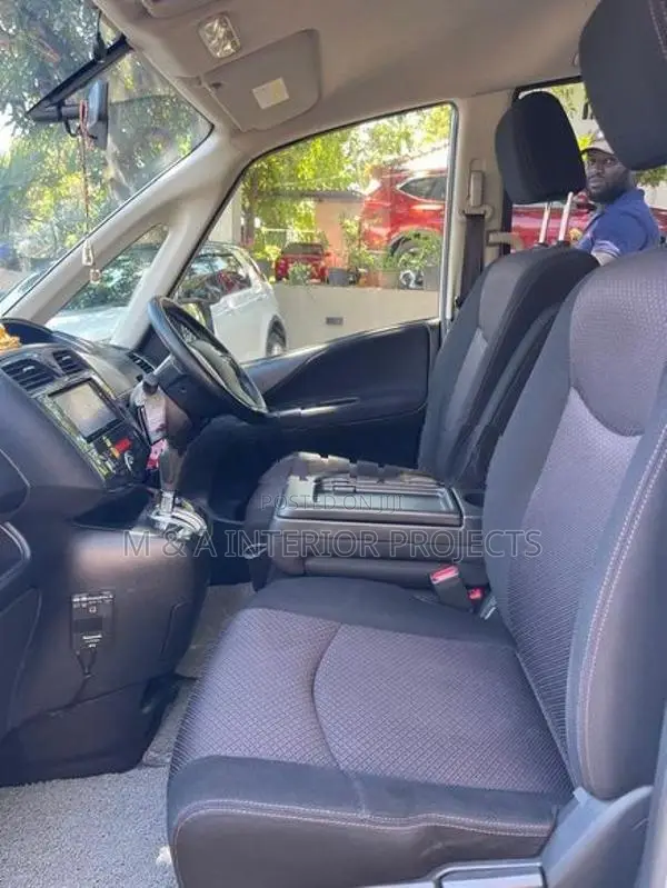 Nissan Serena 2013