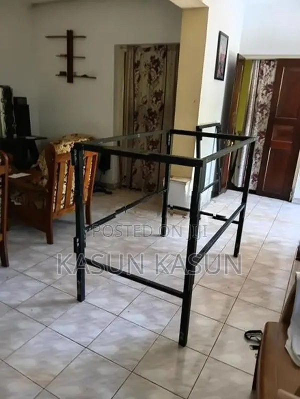 අඩි 24 දිග යකඩ ෆ්ලැට්ෆෝම් එකක්