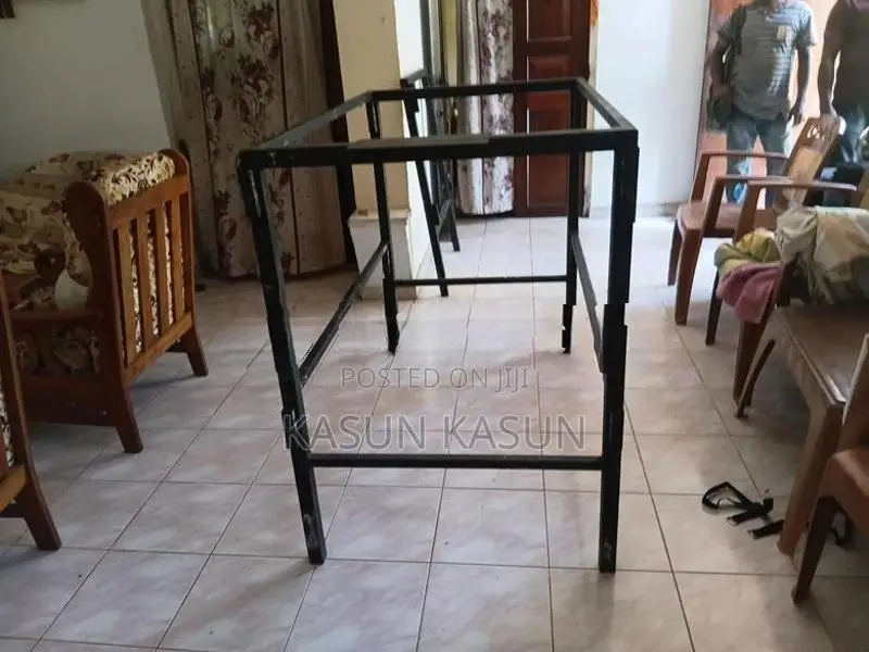 අඩි 24 දිග යකඩ ෆ්ලැට්ෆෝම් එකක්