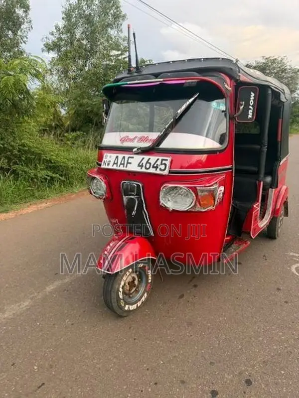 Bajaj RE 205 2012
