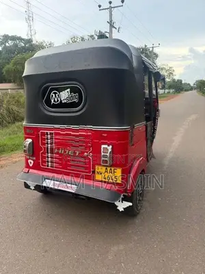Bajaj RE 205 2012