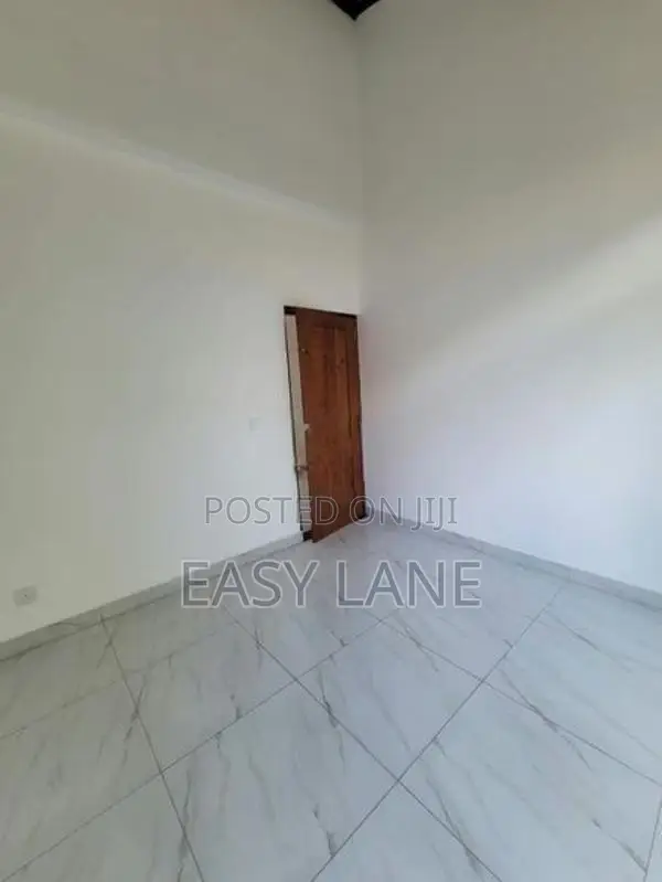 කඩවතින් පදිංචි නොවූ අලුත්ම නිවසක්