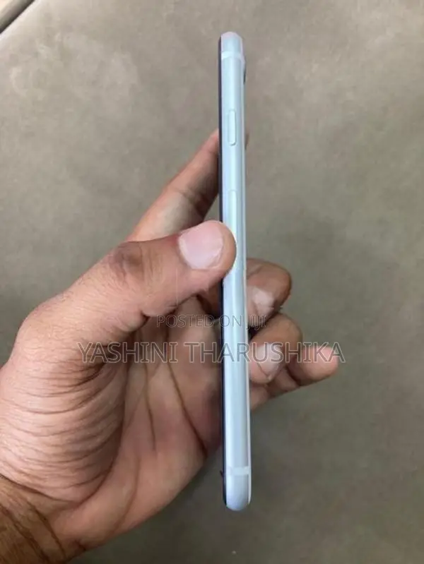 Apple iPhone SE 2 (Used)