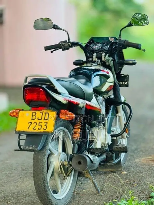 Bajaj CT100 2025