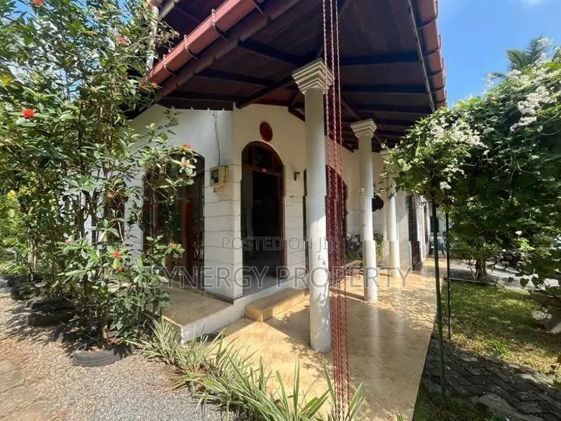 Luxury House At Kadawatha Ragama Rd (HO-GAMRG-49)