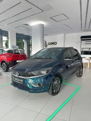 Tata Tiago LRXZ Tech Lux 2025