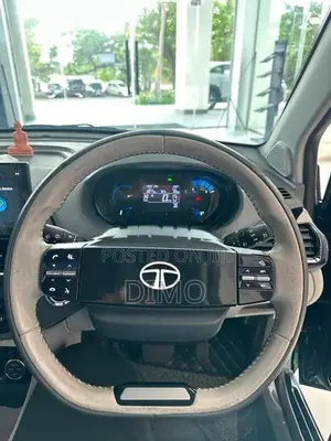 Tata Tiago LRXZ Tech Lux 2025