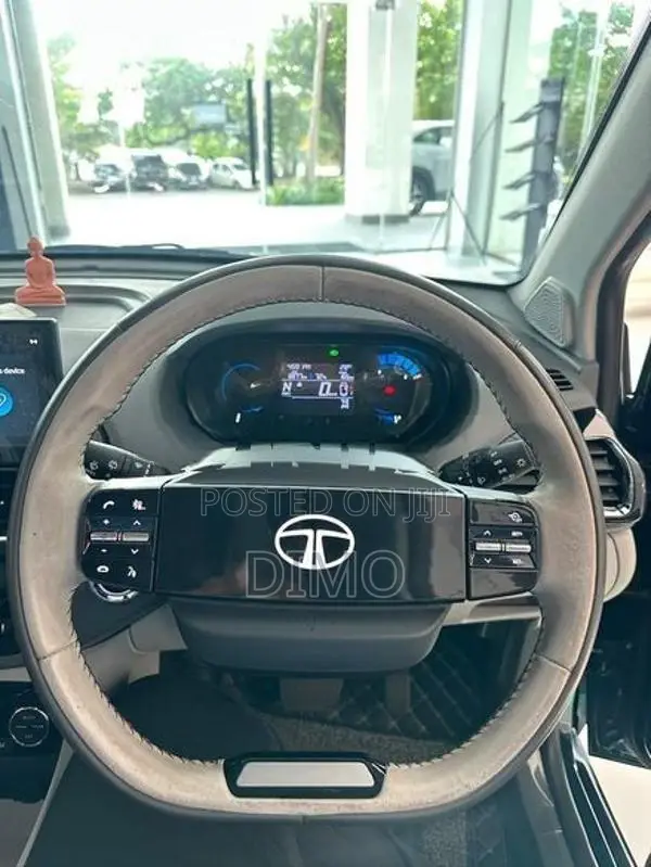 Tata Tiago LRXZ Tech Lux 2025