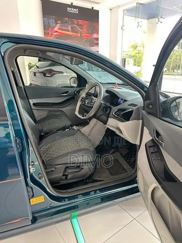 Tata Tiago LRXZ Tech Lux 2025