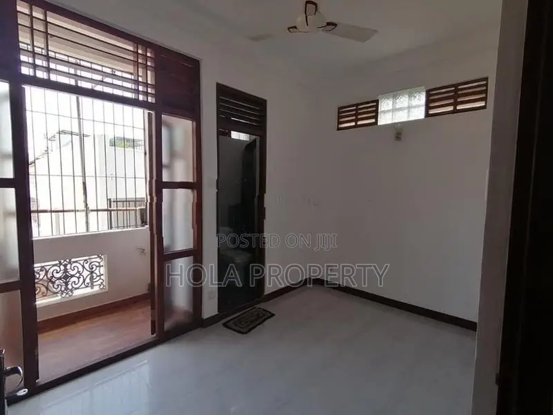 2 BHK AC 2ND Floor Wellawetta NO Lift In Colombo 6