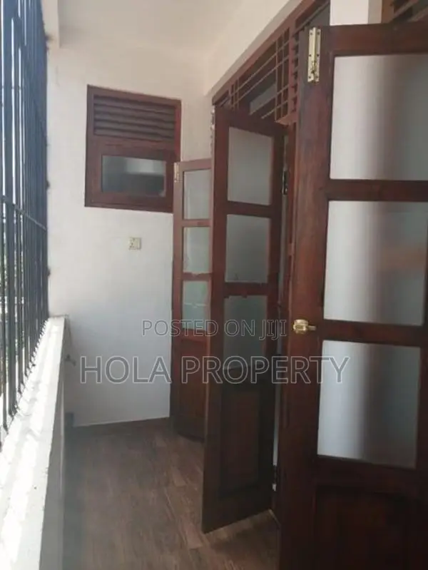2 BHK AC 2ND Floor Wellawetta NO Lift In Colombo 6