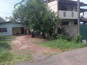 Piliyandala Suwarapala junction land sale with old house .