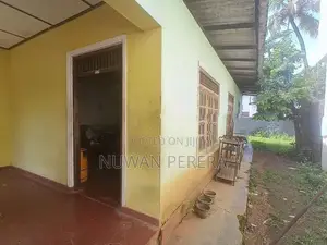 Piliyandala Suwarapala junction land sale with old house .