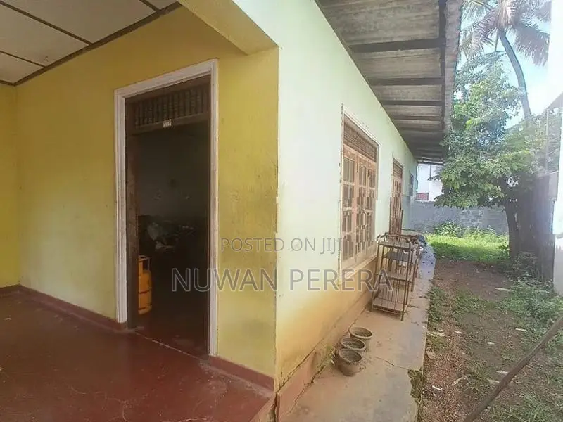 Piliyandala Suwarapala junction land sale with old house .