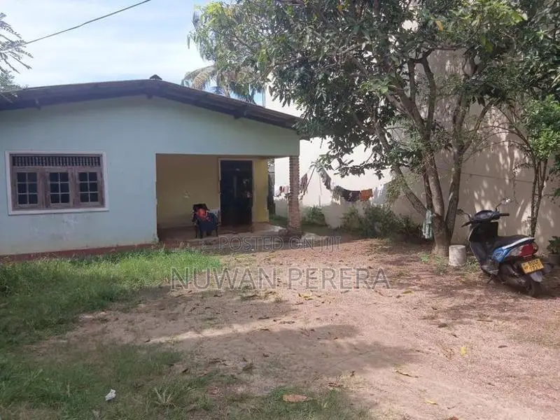 Piliyandala Suwarapala junction land sale with old house .
