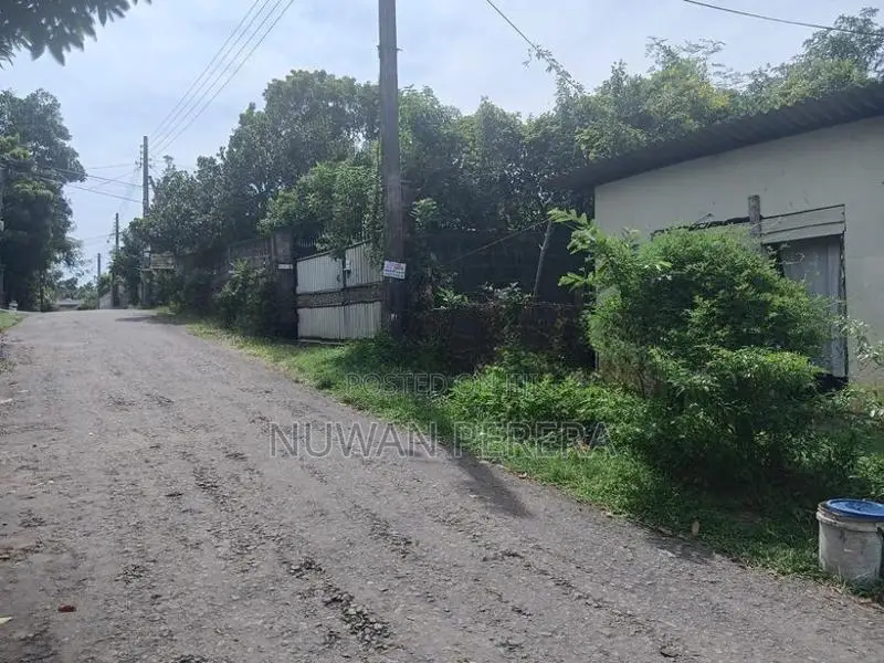 Piliyandala Suwarapala junction land sale with old house .