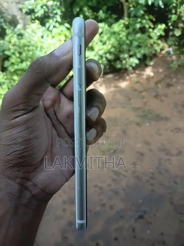 Apple iPhone SE 2 (Used)