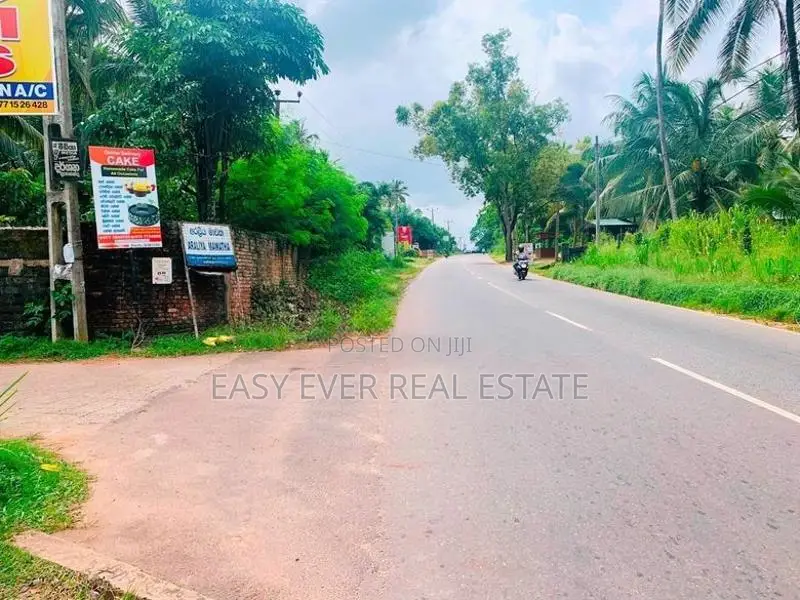වේයන්ගොඩ කටුනායක ප්‍රධාන පරෙන් වටිනා ඉඩමක්