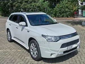 Mitsubishi Outlander Phev G Navi Premium 2015 SUV (Used)