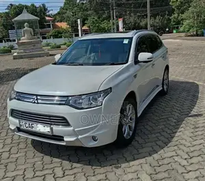 Mitsubishi Outlander Phev G Navi Premium 2015 SUV (Used)