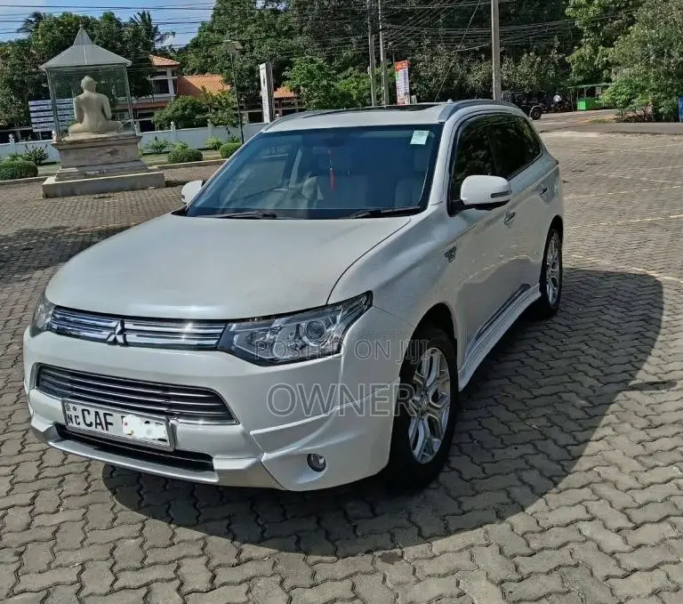 Mitsubishi Outlander Phev G Navi Premium 2015 SUV (Used)