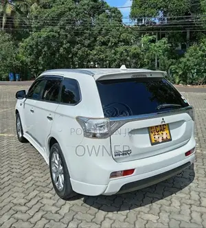 Mitsubishi Outlander Phev G Navi Premium 2015 SUV (Used)