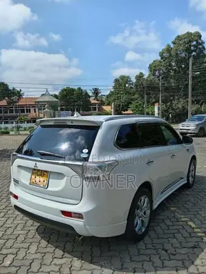 Mitsubishi Outlander Phev G Navi Premium 2015 SUV (Used)