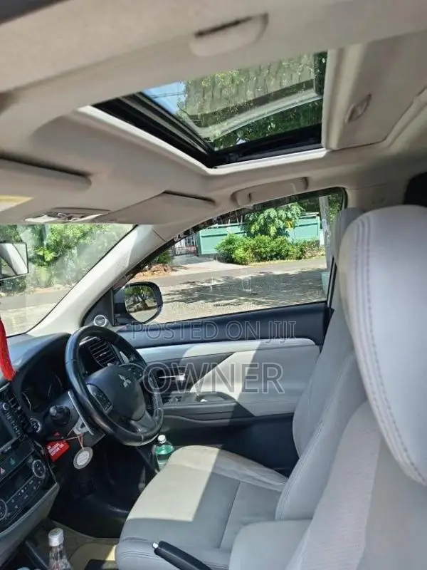 Mitsubishi Outlander Phev G Navi Premium 2015 SUV (Used)