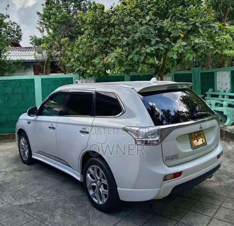 Mitsubishi Outlander Phev G Navi Premium 2015 SUV (Used)