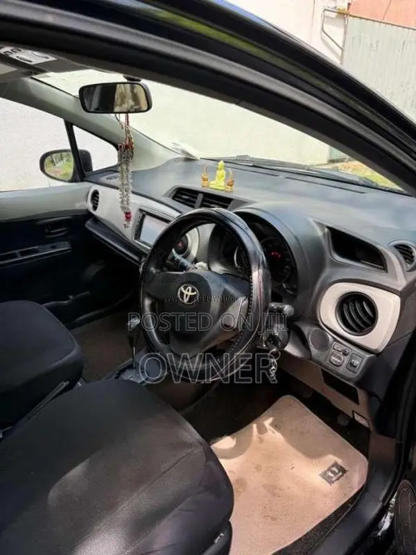 Toyota Vitz 2013 Car (Used)