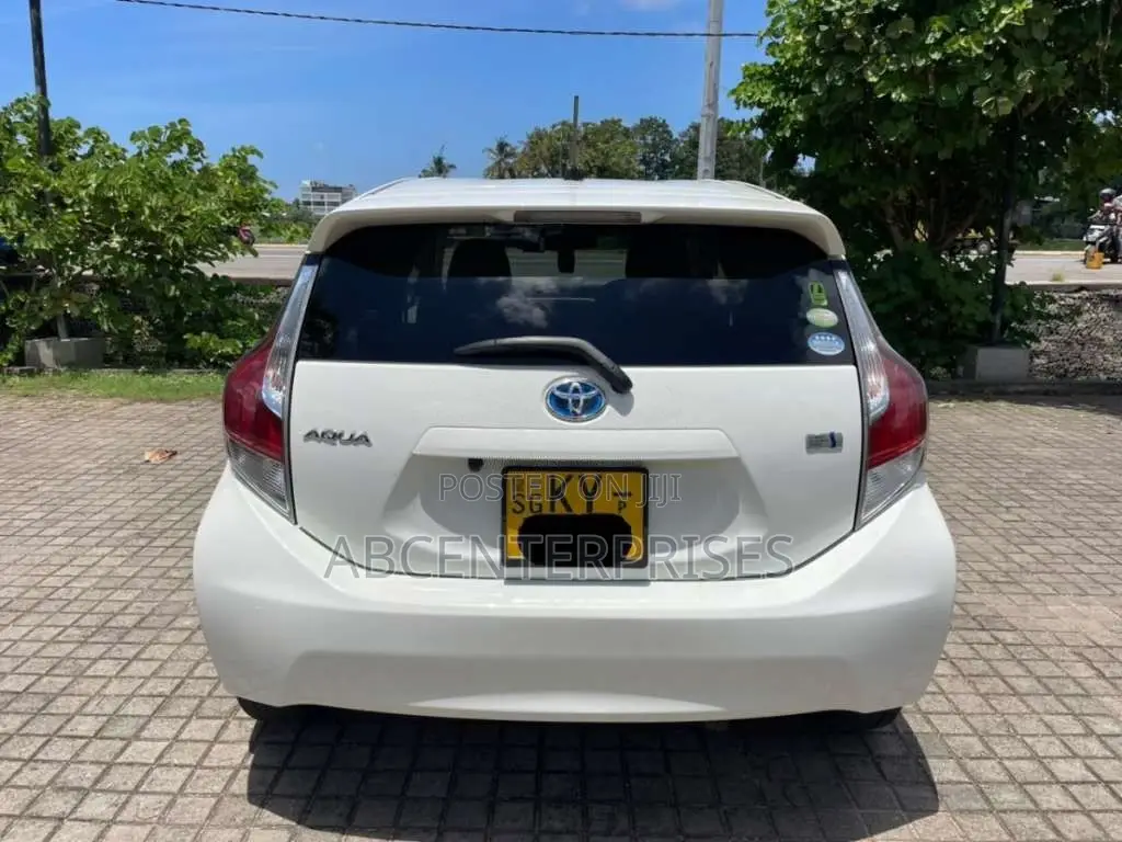 Toyota Aqua 2012 Car (Used)