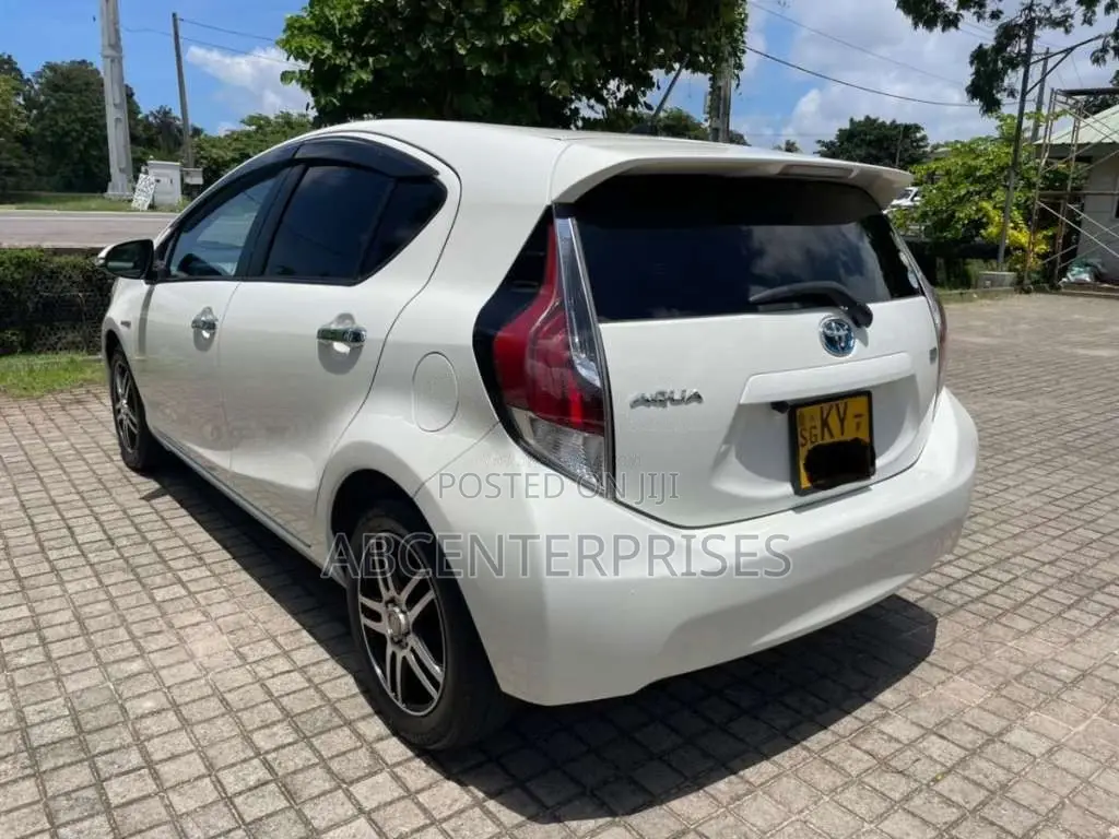 Toyota Aqua 2012 Car (Used)