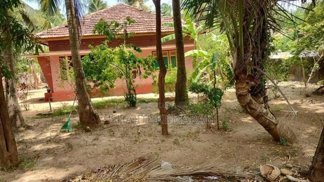 Land with House for Sale in Nallur